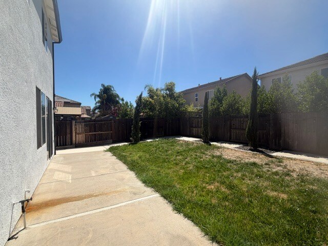 Building Photo - Gorgeous 3 Bedroom 2.5 Bathroom Plus Loft