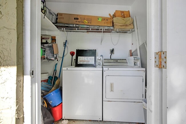 Building Photo - 711 NE 14 St