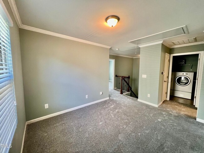 Building Photo - 4 Bedroom, 3 Full Bath End Unit Townhome i...