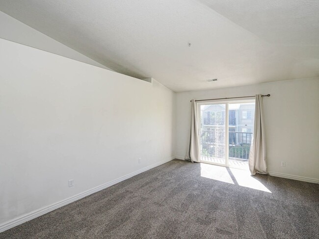 Building Photo - 3 Bedroom, 2 Bathroom Condo