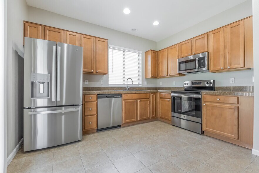 Building Photo - 2026 S Swan Dr