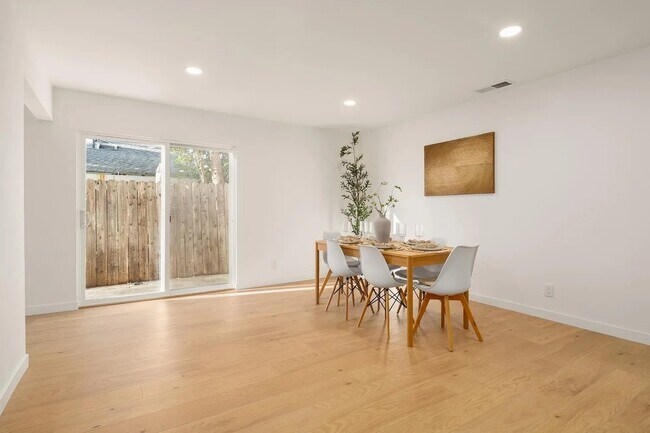 Building Photo - 5552 E Knoll Dr