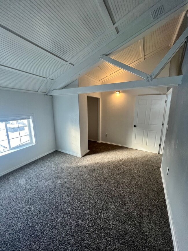 Building Photo - Beautiful Large Modern Shome located betwe...