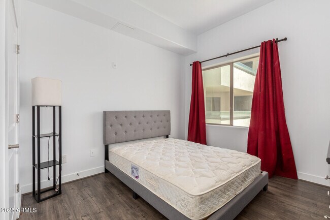 Building Photo - 945 E Playa Del Norte Dr