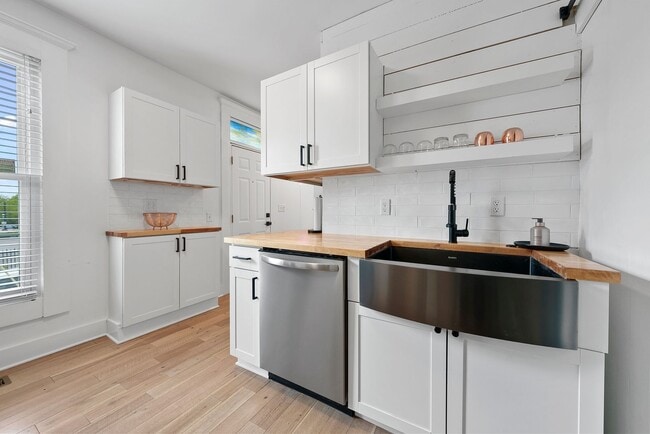 Building Photo - Updated Bungalow, Steps from Short North and OSU