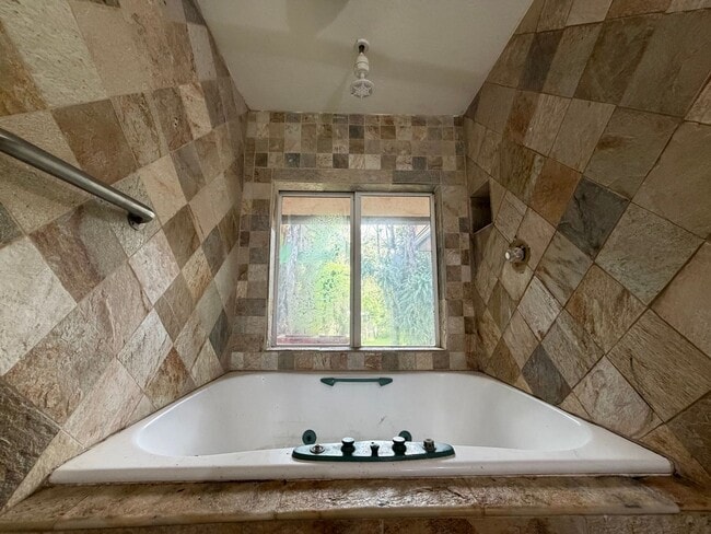 Building Photo - 465 Haiku Rd