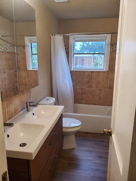 Building Photo - 5131 Lyndhurst Dr