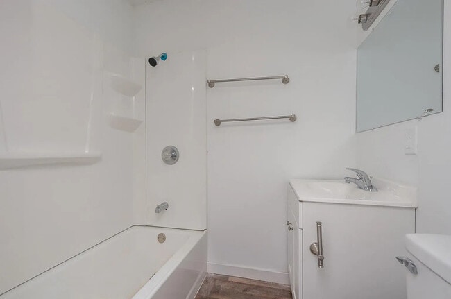 Building Photo - 408 Dickens Ave