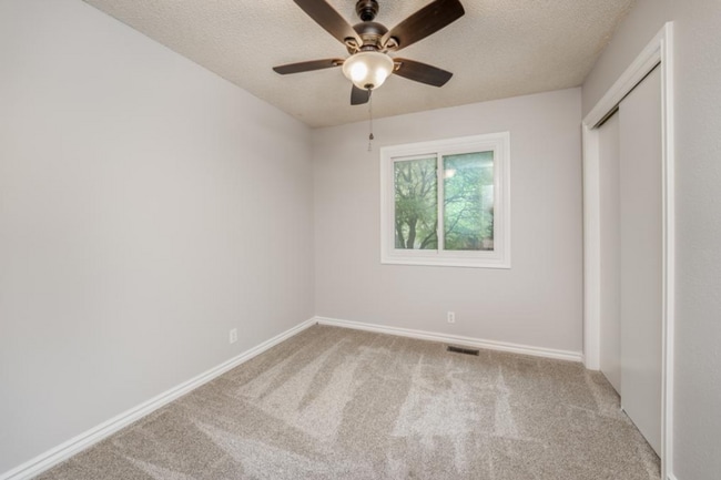 Building Photo - Cute 3 bedroom house near shopping, restau...