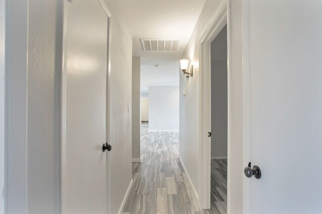 Building Photo - Modern Home with Pool in the Best ASU neighborhood