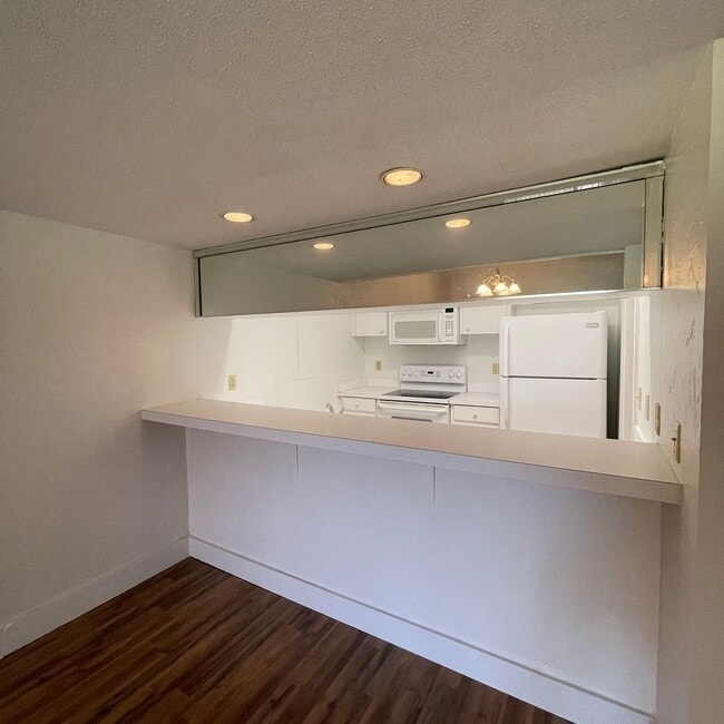 Building Photo - Beautiful 1-Bedroom Condo in the Beautiful...