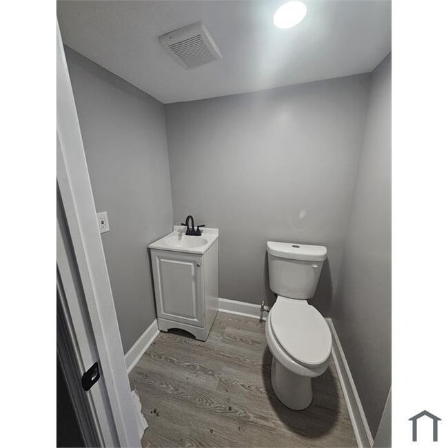 Building Photo - 3 Bedroom 2 Bathrooms