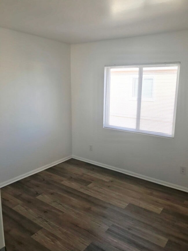 Building Photo - Beautilful Corner Unit Multi-Level Townhou...