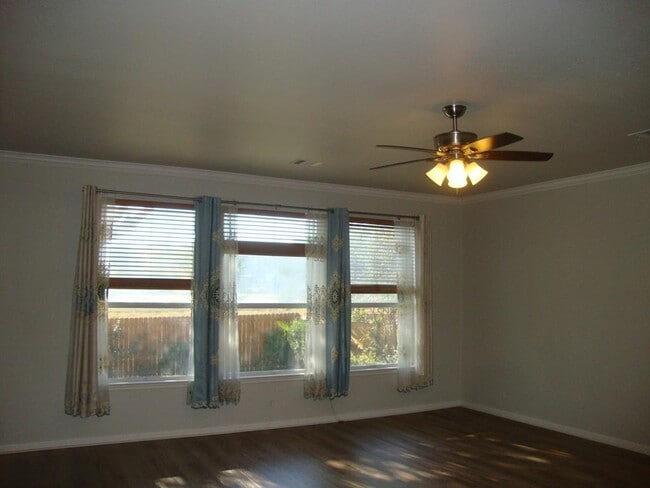 Building Photo - 503 Ambrose Dr