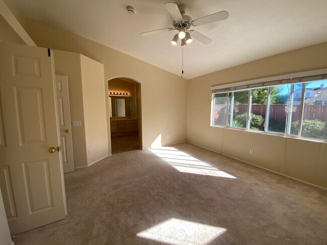 Building Photo - Beautiful Spacious 3BR/2.5BA Located in the Ivey Glenn Community!!