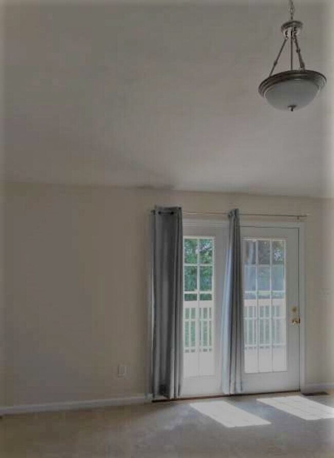 Building Photo - 4 Bedroom 2 Half Bath Townhouse with 2 Car...