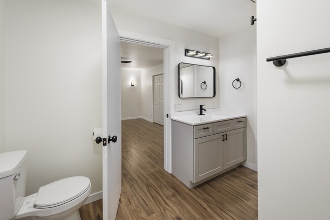 Building Photo - 5502 NE 10th St