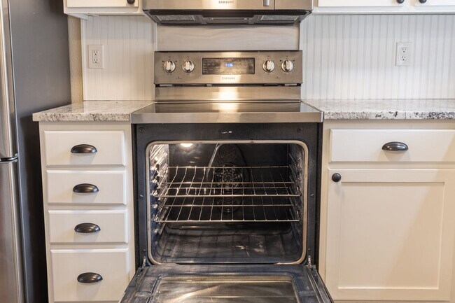 Building Photo - 1100 Excalibur Dr