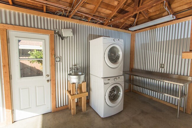 Building Photo - Prime Old Town Orange location