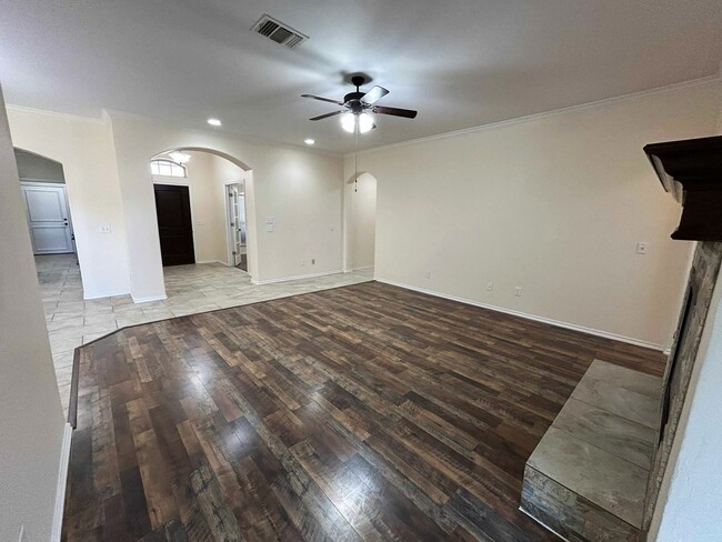 Building Photo - Elegant Living in the Heart of OKC – Impec...