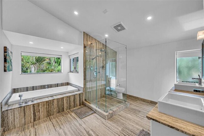 Building Photo - 1511 NE 4th Pl