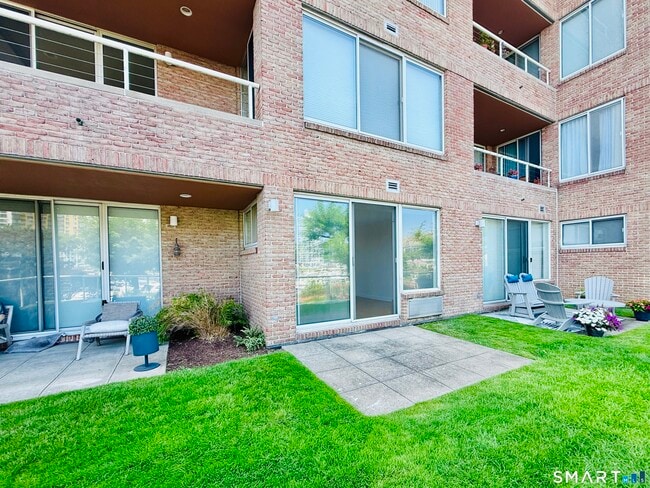 Building Photo - 98 Southfield Ave