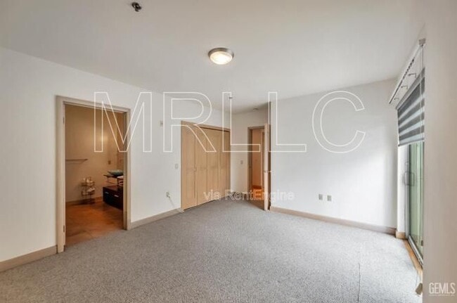 Building Photo - 368 Elm St