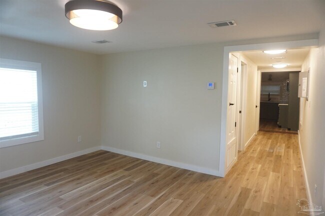 Building Photo - 513 W De Soto St