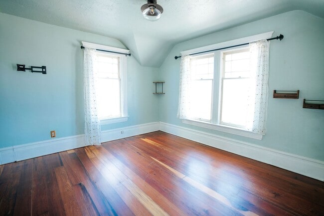 Building Photo - Charming 3-Bedroom Victorian Home in the H...