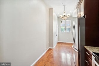 Building Photo - 528 S 13th St