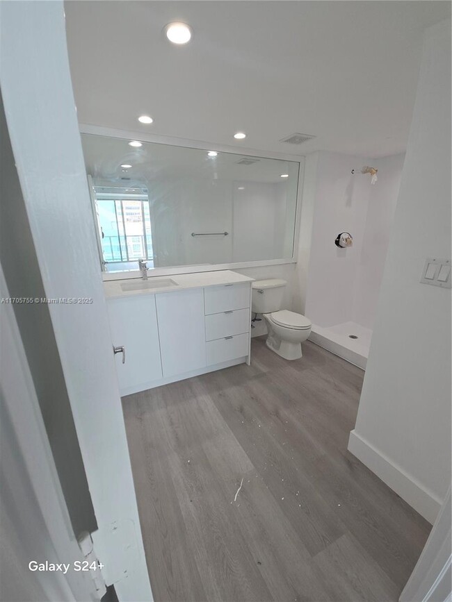 Building Photo - 1155 Brickell Bay Dr