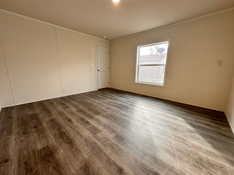 Building Photo - 8 Bing St N