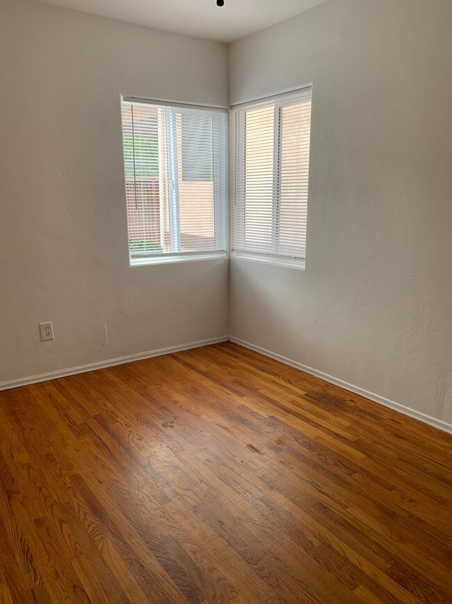 Building Photo - Spacious 2 bedroom