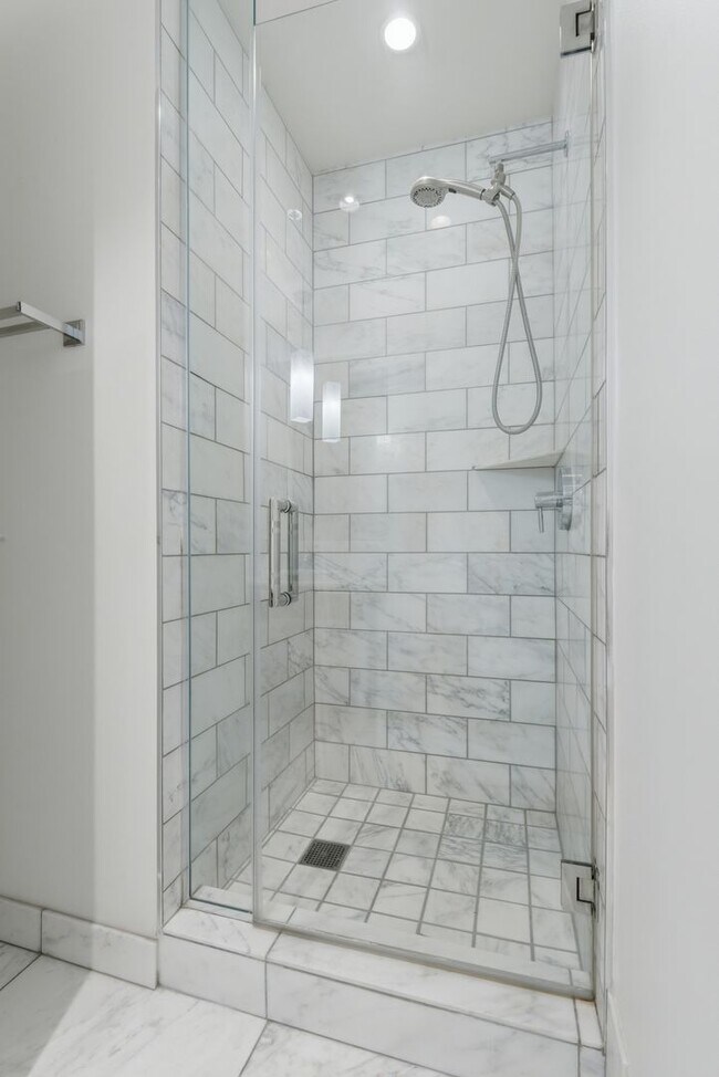 Building Photo - Martin 1905-Stunning Strip Views from this 2Bd Residence