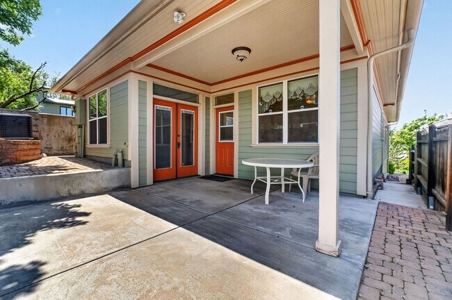 Building Photo - 3 Bedroom with Historical Charm Close to Square
