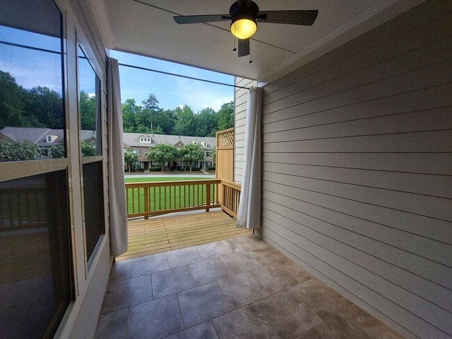 Building Photo - Large 3 Bedroom Luxury Townhome on Silver ...