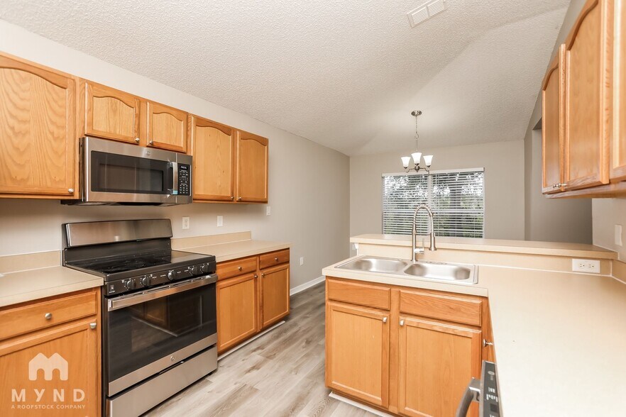 Building Photo - 1505 Lake Villa Dr