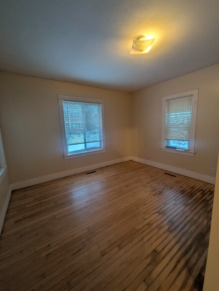 Building Photo - 604 Adams St NE