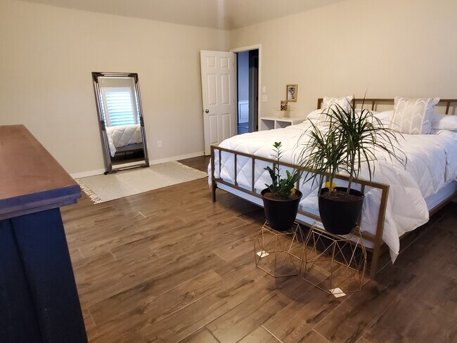 Main suite - 1908 W El Paso St