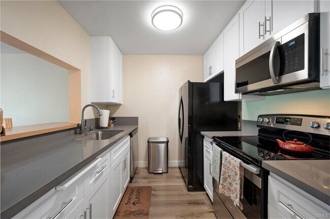 Building Photo - 5460 White Oak Ave