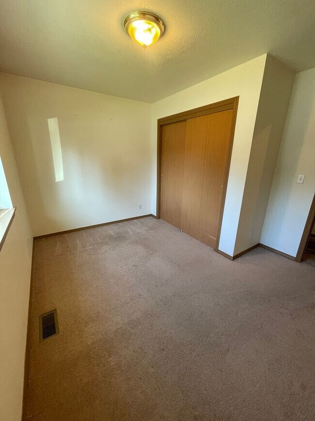 Building Photo - 3 bed 2 bath rancher with master en-suite & RV parking