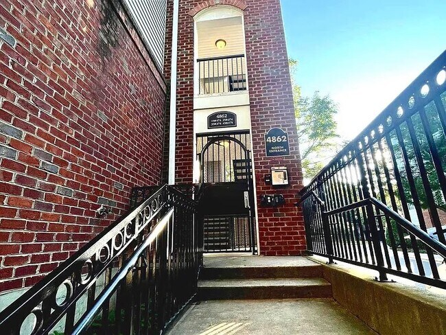 Building Photo - 4860 Eisenhower Ave