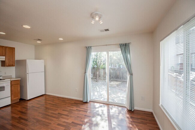 Building Photo - Students Welcome! Charming 3-Bedroom, 2-Bath Home in the Heart of Mid-Town Fort Collins