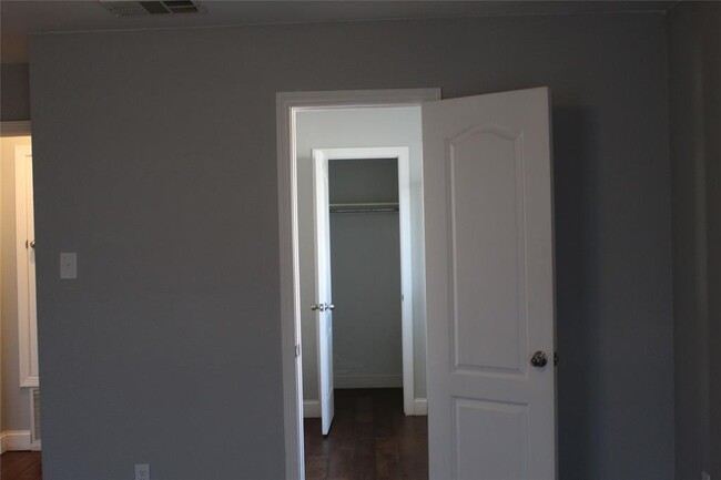 Building Photo - 424 Penny Ln