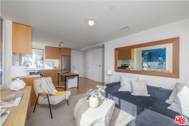 Primary Photo - 1822 Overland Ave