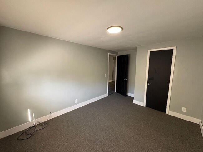 Building Photo - Three bedroom one bathroom apartment for rent