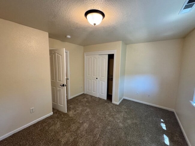 Building Photo - NEW TO MARKET/ LARGE 2 STORY HOME ON PRIVA...