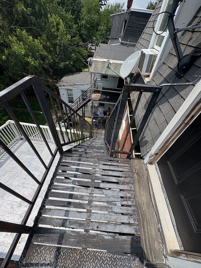 Building Photo - 3rd Floor 1 Bedroom Apartment with Parking...