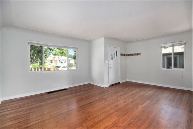 Building Photo - Single-Family 4 Bedroom 2 Bathroom Home in Englewood