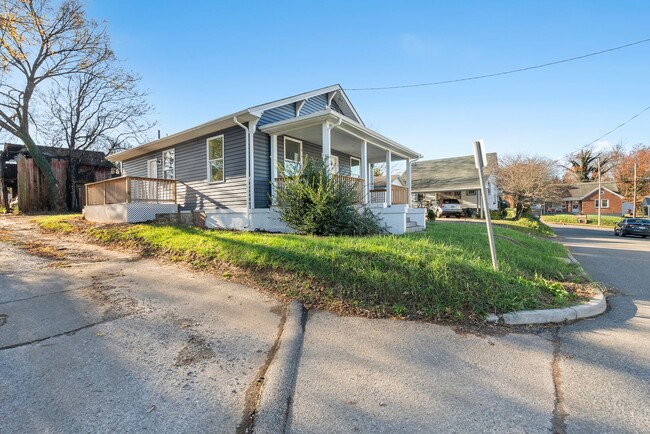 Building Photo - Newly Renovated 3-Bedroom Home with Modern...